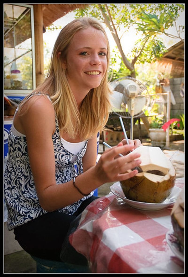 resources of OEM manufacturer of fresh coconut water from Viet Nam- Tropical Sky beverage exporters