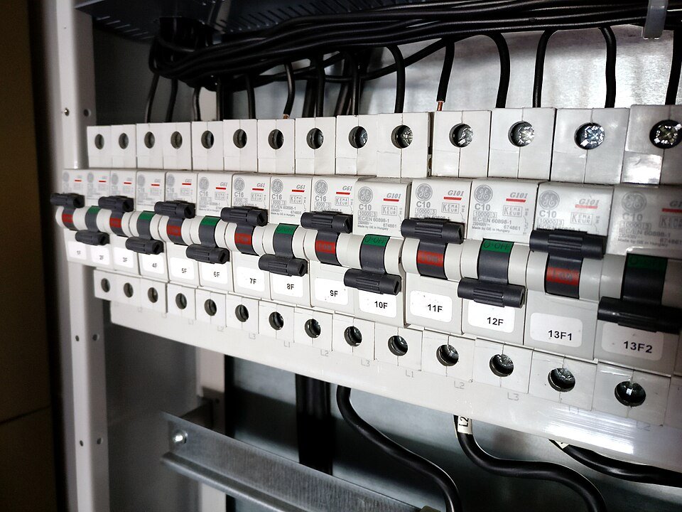 Electric Circuit Breakers Exporters, Wholesaler & Manufacturer | Globaltradeplaza.com