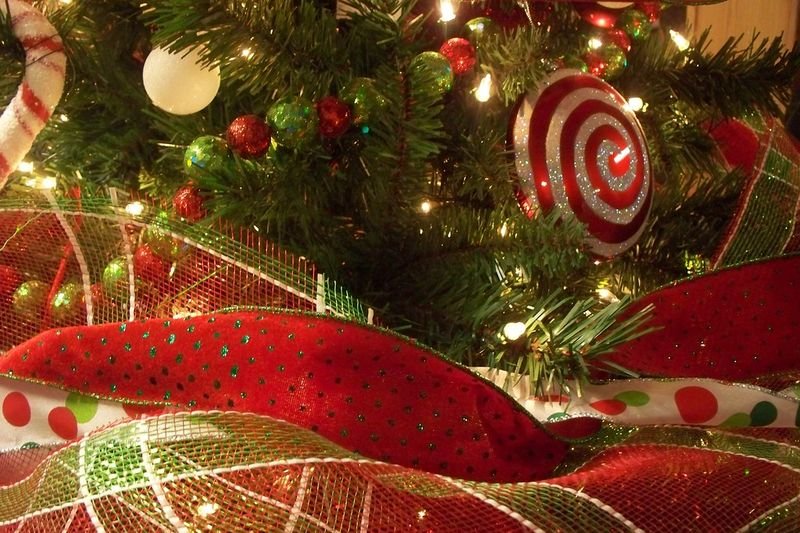 resources of Puindo Customized Christmas Ball Red Stripe Festive Hanging Ornament Babule Ball For Xmas Tree Decor exporters