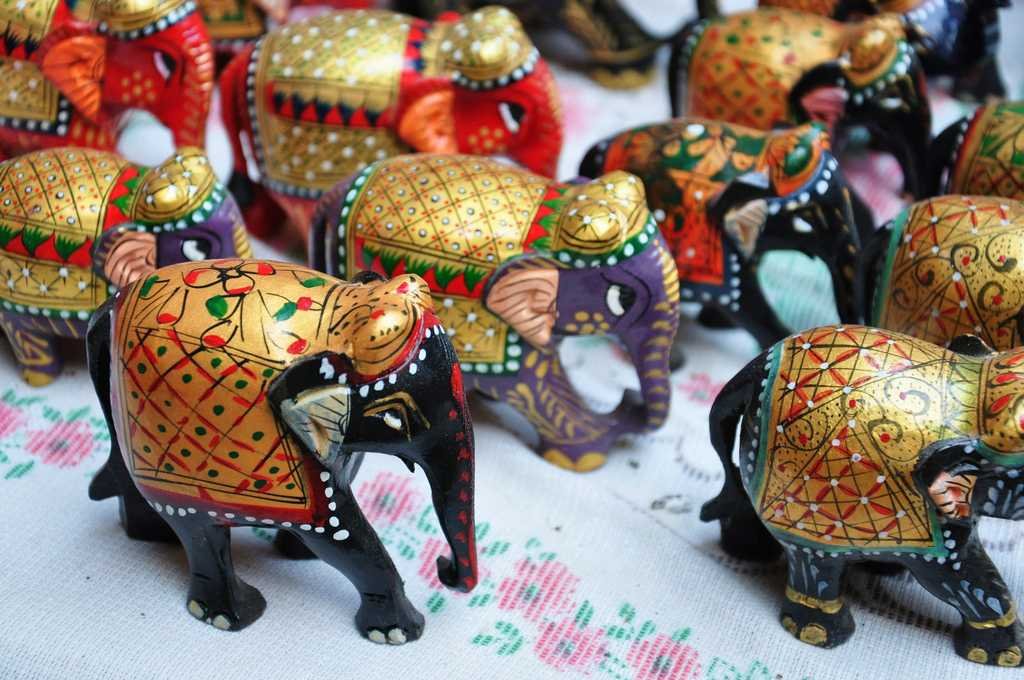 resources of Puindo colorful Animal Statue for Holiday Decor exporters