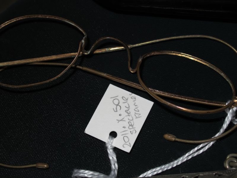 resources of Frame golden logo sunglasses exporters